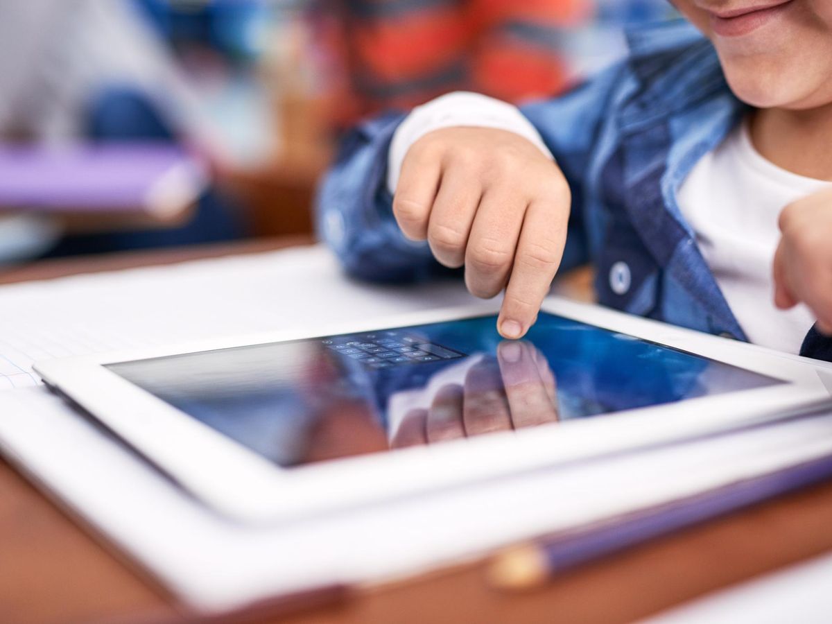 Jak nowoczesne platformy edukacyjne wspierają rozwój kompetencji zawodowych online