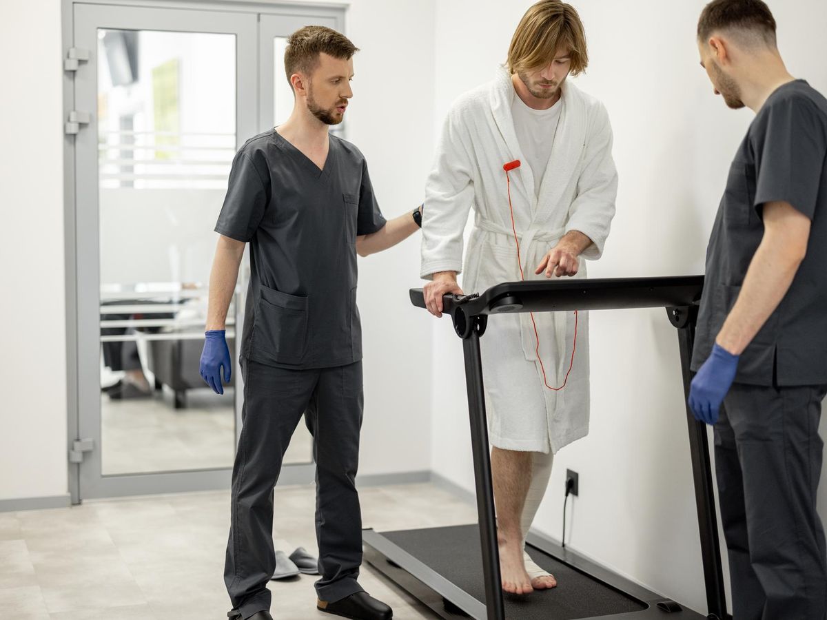 Jak nowoczesne metody rehabilitacji wspierają powrót do pełnej sprawności po urazach